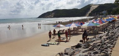 Punta Negra Sahili, Natal, Rio Grande do Norte, Brezilya, Mayıs 05, 2023: Morro de Careca ile ünlü Natal Negra Sahili 'nin gün doğumu manzarası,