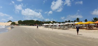 Genipabu, Natal, Rio Grande do Norte, Brezilya, Mart 01.2023: Sahilin kenarında Genipabu kum parkının yanında şemsiyeli plaj barları