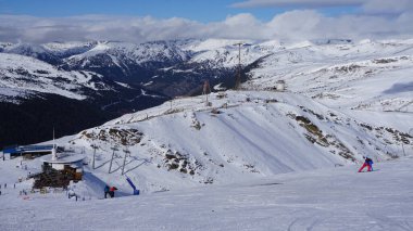 Grandvalira, Andorra, 7 Aralık 2022: Pireneler 'de bir tatil köyünde kayak sahneleri.