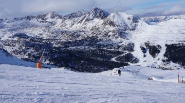 Grandvalira, Andorra, 7 Aralık 2022: Pireneler 'de bir tatil köyünde kayak sahneleri.