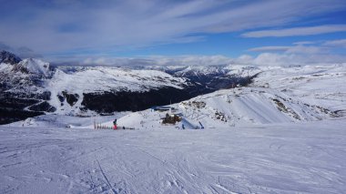 Grandvalira, Andorra, 7 Aralık 2022: Pireneler 'de bir tatil köyünde kayak sahneleri.