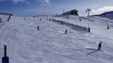 Grandvalira, Andorra, 7 Aralık 2022: Pireneler 'de bir tatil köyünde kayak sahneleri.