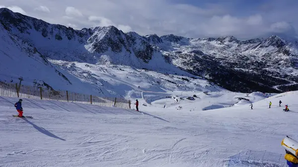 Grandvalira Andorra Aralık 2022 Pireneler Bir Tatil Köyünde Kayak Sahneleri — Stok fotoğraf