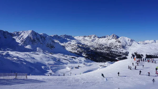 2022年12月7日 アンドラのGrandvalira シーズンの初めにピレネーリゾートのスキーシーン — ストック写真