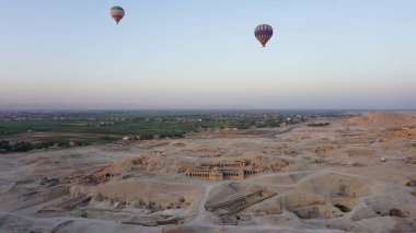 Luxor, Mısır, 12 Temmuz 2022: Lüksör, Mısır 'da balon uçuşu