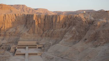 Luxor, Mısır, 12 Temmuz 2022: Krallar Vadisi 'nin ve Mısır' ın Lüksemburg kentindeki Queens Vadisi 'nin arkeolojik kalıntılarının hava görüntüsü