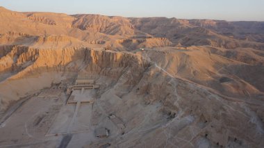 Luxor, Mısır, 12 Temmuz 2022: Krallar Vadisi 'nin ve Mısır' ın Lüksemburg kentindeki Queens Vadisi 'nin arkeolojik kalıntılarının hava görüntüsü