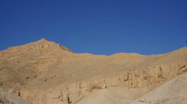 Luxor, Mısır, 12 Temmuz 2022: Krallar Vadisi 'nin ve Mısır' ın Lüksemburg kentindeki Queens Vadisi 'nin arkeolojik kalıntılarının hava görüntüsü