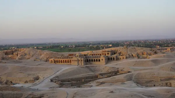2022年7月12日エジプトのルクソール エジプトのルクソールにある王の谷と女王の谷の考古学的遺跡の日の出の航空ビュー — ストック写真