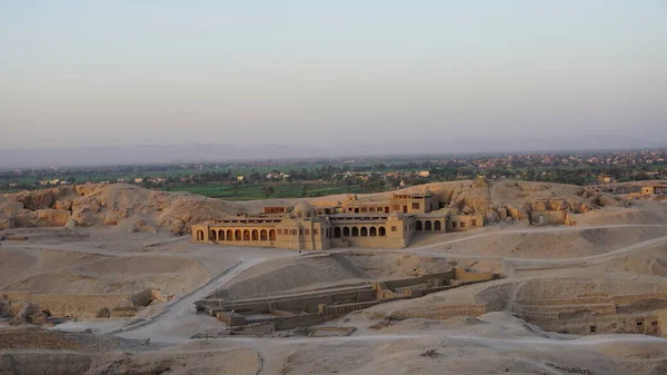 2022年7月12日エジプトのルクソール エジプトのルクソールにある王の谷と女王の谷の考古学的遺跡の日の出の航空ビュー — ストック写真