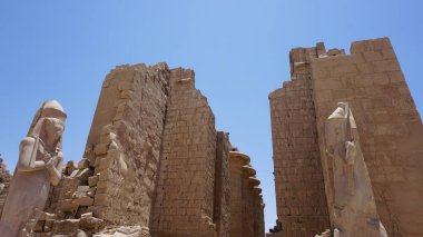 Luxor, Mısır, Temmuz, 12, 2022: Mısır 'da bir Luxor tapınağında arkeolojik dinlenme