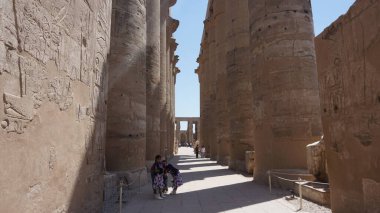 Luxor, Mısır, Temmuz, 12, 2022: Mısır 'da bir Luxor tapınağında arkeolojik dinlenme