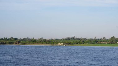 Luxor, Mısır, Temmuz 12, 2022: Luxor yakınlarındaki Nil kıyılarının manzarası