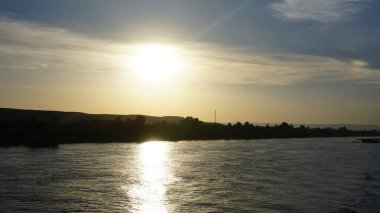 Luxor, Mısır, Temmuz 12, 2022: Luxor yakınlarındaki Nil kıyılarının manzarası