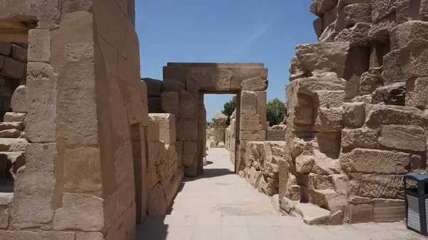 Luxor Egypte Juli 2022 Archeologische Restaurateur Een Luxor Tempel Egypte — Stockfoto