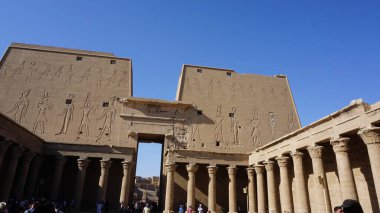 Edfu, Mısır, 13 Temmuz 2022: Edfu, Mısır 'daki bir tapınağın manzarası