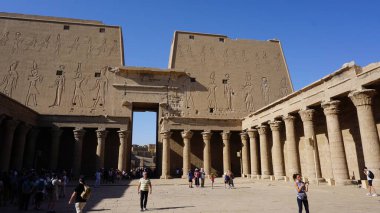 Edfu, Mısır, 13 Temmuz 2022: Edfu, Mısır 'daki bir tapınağın manzarası
