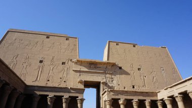 Edfu, Mısır, 13 Temmuz 2022: Edfu, Mısır 'daki bir tapınağın manzarası