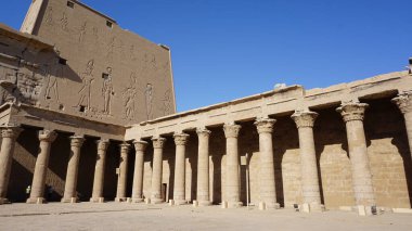 Edfu, Mısır, 13 Temmuz 2022: Edfu, Mısır 'daki bir tapınağın manzarası
