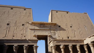 Edfu, Mısır, 13 Temmuz 2022: Edfu, Mısır 'daki bir tapınağın manzarası