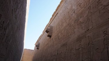 Edfu, Mısır, 13 Temmuz 2022: Edfu, Mısır 'daki bir tapınağın manzarası