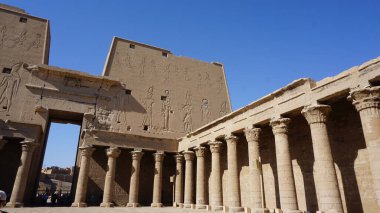 Edfu, Mısır, 13 Temmuz 2022: Edfu, Mısır 'daki bir tapınağın manzarası