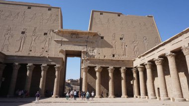 Edfu, Mısır, 13 Temmuz 2022: Edfu, Mısır 'daki bir tapınağın manzarası