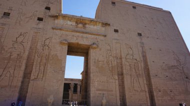 Edfu, Mısır, 13 Temmuz 2022: Edfu, Mısır 'daki bir tapınağın manzarası