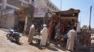 Edfu, Mısır, 13 Temmuz 2022: Bir yaz sabahı Edfu şehrinden sahneler