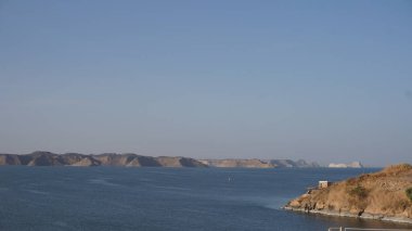 Abu Simbel, Mısır, 14 Temmuz 2022: Mısır 'da Nasır Gölü' nün yanındaki Abu Simbel tapınaklarının manzarası