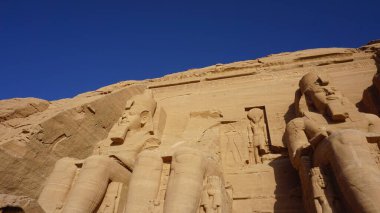 Abu Simbel, Mısır, 14 Temmuz 2022: Mısır 'da Nasır Gölü' nün yanındaki Abu Simbel tapınaklarının manzarası