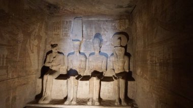 Abu Simbel, Mısır, 14 Temmuz 2022: Mısır 'da Nasır Gölü' nün yanındaki Abu Simbel tapınaklarının manzarası