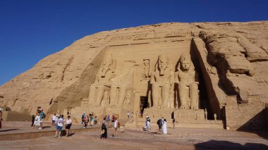 Abu Simbel, Mısır, 14 Temmuz 2022: Mısır 'da Nasır Gölü' nün yanındaki Abu Simbel tapınaklarının manzarası