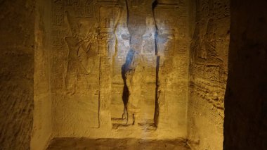 Abu Simbel, Mısır, 14 Temmuz 2022: Mısır 'da Nasır Gölü' nün yanındaki Abu Simbel tapınaklarının manzarası