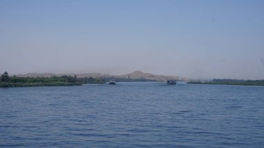 Nil Nehri, Mısır, 13 Temmuz 2022: Edfu ve Kom Ombo arasındaki Nil Nehri manzarası.
