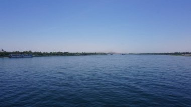Nil Nehri, Mısır, 13 Temmuz 2022: Edfu ve Kom Ombo arasındaki Nil Nehri manzarası.
