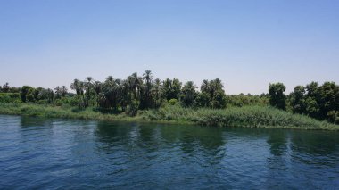 Nil Nehri, Mısır, 13 Temmuz 2022: Edfu ve Kom Ombo arasındaki Nil Nehri manzarası.