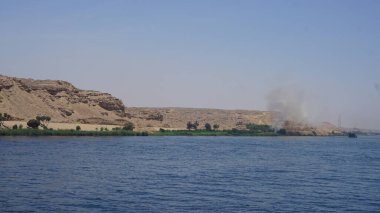 Nil Nehri, Mısır, 13 Temmuz 2022: Edfu ve Kom Ombo arasındaki Nil Nehri manzarası.