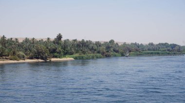 Nil Nehri, Mısır, 13 Temmuz 2022: Edfu ve Kom Ombo arasındaki Nil Nehri manzarası.