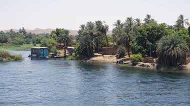 Nil Nehri, Mısır, 13 Temmuz 2022: Edfu ve Kom Ombo arasındaki Nil Nehri manzarası.