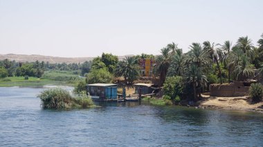 Nil Nehri, Mısır, 13 Temmuz 2022: Edfu ve Kom Ombo arasındaki Nil Nehri manzarası.