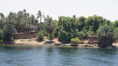 Nil Nehri, Mısır, 13 Temmuz 2022: Edfu ve Kom Ombo arasındaki Nil Nehri manzarası.