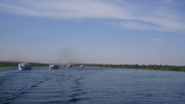 Nil Nehri, Mısır, 13 Temmuz 2022: Edfu ve Kom Ombo arasındaki Nil Nehri manzarası.
