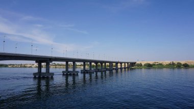 Nil Nehri, Mısır, 13 Temmuz 2022: Edfu ve Kom Ombo arasındaki Nil Nehri manzarası.