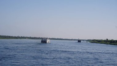 Nil Nehri, Mısır, 13 Temmuz 2022: Edfu ve Kom Ombo arasındaki Nil Nehri manzarası.