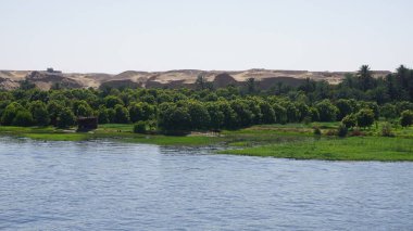 Nil Nehri, Mısır, 13 Temmuz 2022: Edfu ve Kom Ombo arasındaki Nil Nehri manzarası.