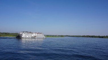 Nil Nehri, Mısır, 13 Temmuz 2022: Edfu ve Kom Ombo arasındaki Nil Nehri manzarası.