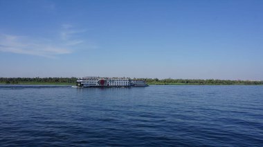 Nil Nehri, Mısır, 13 Temmuz 2022: Edfu ve Kom Ombo arasındaki Nil Nehri manzarası.