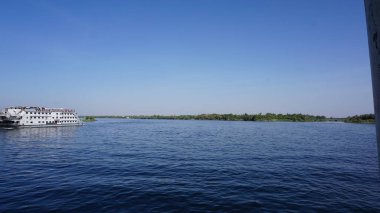 Nil Nehri, Mısır, 13 Temmuz 2022: Edfu ve Kom Ombo arasındaki Nil Nehri manzarası.