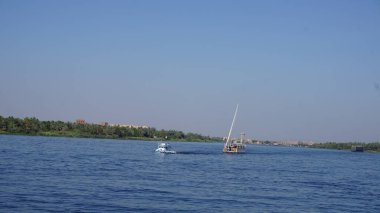 Nil Nehri, Mısır, 13 Temmuz 2022: Edfu ve Kom Ombo arasındaki Nil Nehri manzarası.